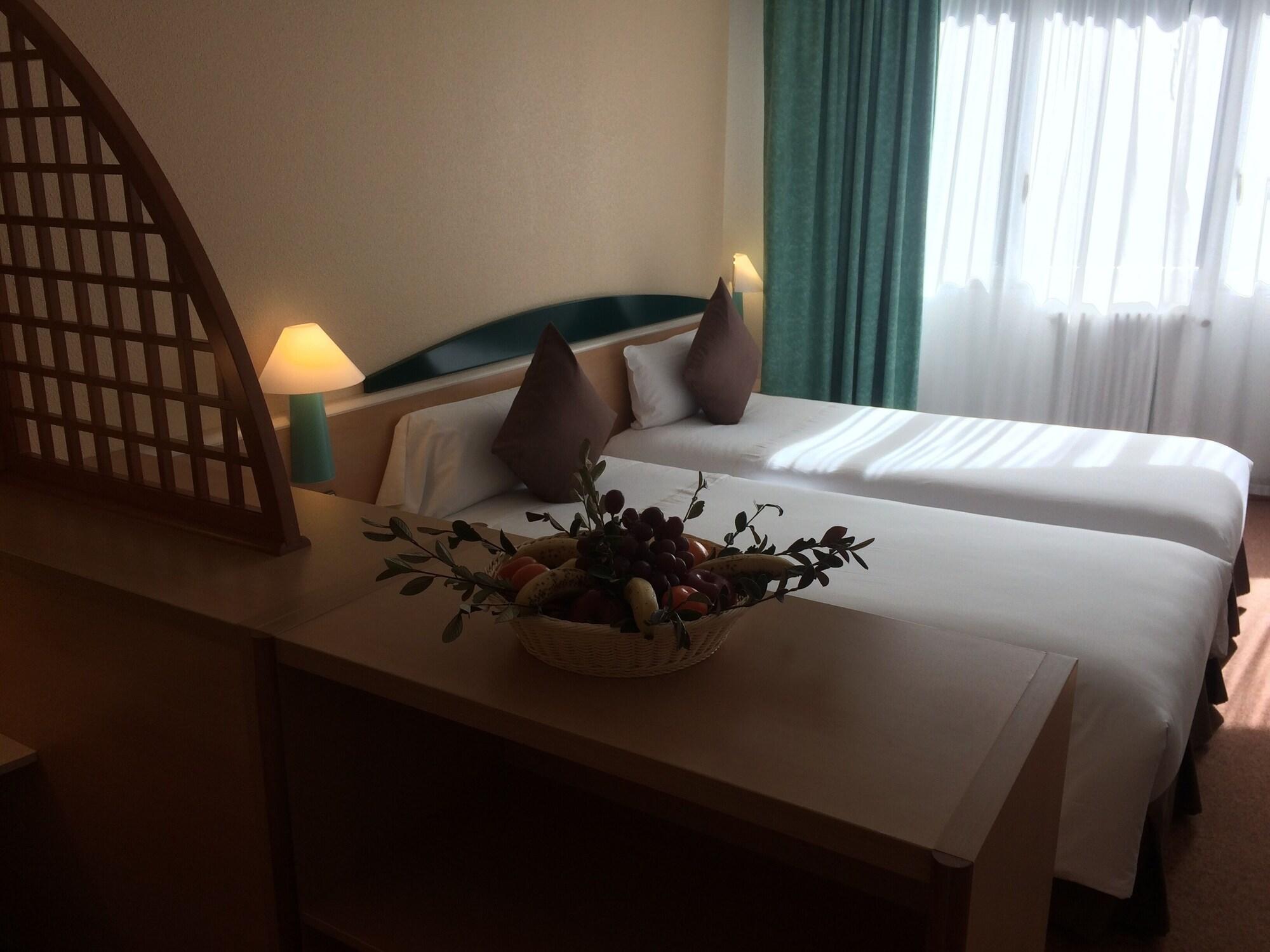 Hotel Tropical Les Escaldes ภายนอก รูปภาพ